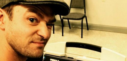 Justin Timberlake si vyfotil selfie u volební urny.