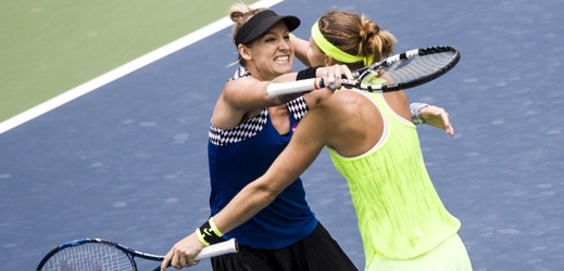 Tenistky Lucie Šafářová a Behtanie Matteková-Sandsová (vlevo).