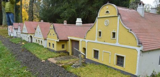 V parku Boheminium v Mariánských Lázních byl odhalen model souboru lidových staveb v jihočeských Holašovicích.
