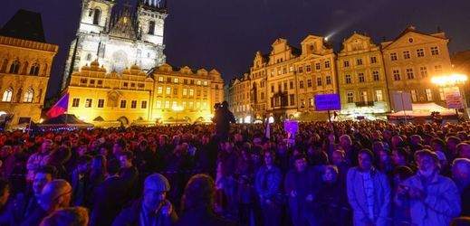 Na Staroměstské náměstí v Praze se lidé účastnili akce oslav 28. října, kterou svolal jako alternativu k oficiálním oslavám na Pražském hradě místopředseda Sněmovny a šéf STAN Petr Gazdík. Zúčastní se i přeživší holokaustu Jiří Brady.