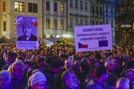 Snímek z akce na Staroměstském náměstí v Praze, kde lidé vzpomínají na zaniklou monarchii.