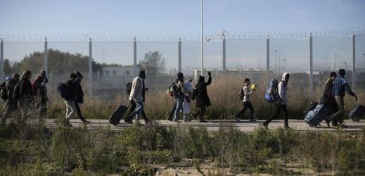 Přesun migrantů z tábořiště nedaleko francouzského města Calais.