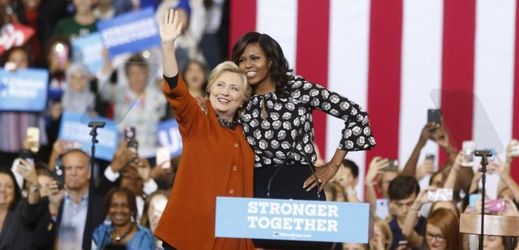 Demokratická kandidátka na post prezidenta Hillary Clintonová (vlevo) na snímku s první dámou USA Michelle Obamovou.