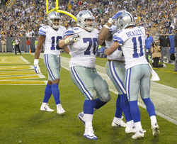 Fotbalisté Dallasu Cowboys se radují z touchdownu.