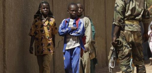 Nigerské děti v přímém kontaktu s vojenskými jednotkami (ilustrační foto).