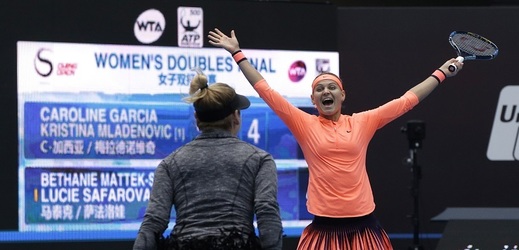 Šafářová se dostala s Mattekovou-Sandsovou do finále čtyřhry na Turnaji mistryň