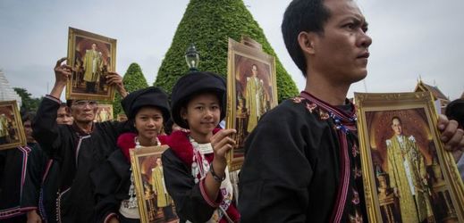 Lidé v Thajsku přicházejí uctít zesnulého krále.