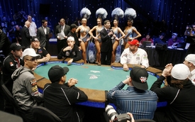 Poker je show nejen pro hráče, ale i pro diváky.