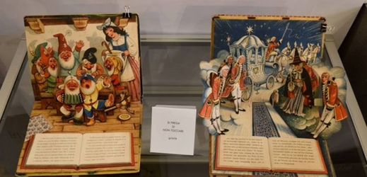 Vystavené knihy Sněhurka a sedm trpaslíků a Popelka.
