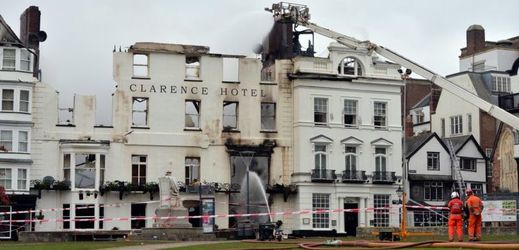 Fotografie vyhořelého britského hotelu Royal Clarence Hotel.