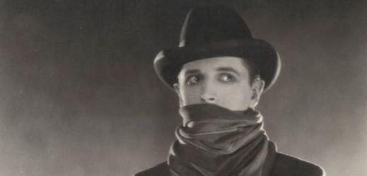 Jeden z prvních němých filmů Alfreda Hitchcocka Příšerný host odstartoval hvězdnou kariéru tohoto mistra hororového žánru. Byl natočen na motivy stejnojmenné novely od Marie Belloc Lowndes z roku 1913 a odkrývá příběh sériového vraha z Londýna.