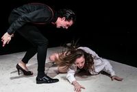 Fotografie z představení Faust Divadla Spektákl, které klade vysoký důraz na moderní interpretaci, která nese silnou osobní výpověď svých mladých tvůrců.