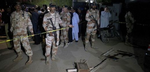 Vojáci shromáždění kolem místa střelby v Karáčí v Pákistánu.