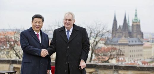Prezident Miloš Zeman (vpravo) se v Praze setkal se svým čínským protějškem Si Ťin-pchingem (vlevo). Snímek z terasy Strahovského kláštera.