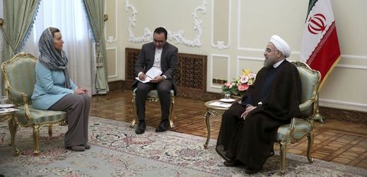 Šéfka unijní diplomacie Federika Mogheriniová a íránský prezident Hasan Rúhání (vpravo).