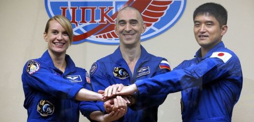 Kosmonauti K. Rubinsová,  A. Ivanišin a T. Óniši .
