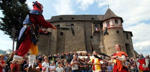 Foto z Rudolfínských slavností na hradu Loket (na snímku). Nabídly pestrou podívanou s rytířským turnajem, středověkými tanci, hudbou, kejklíři a trhem s ukázkami řemesel.