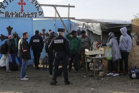 Demolice tábořiště u Calais, na snímku improvizovaný kostel.