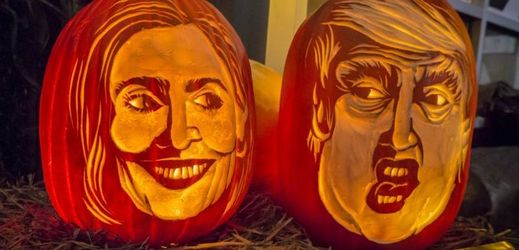 Prezidentské volby USA (na fotografii karikatury kandidátů Hillary Clintonové a Donalda Trumpa).