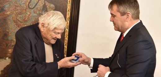 Primátor Brna Petr Vokřál předává Jiřímu Bradymu medaili a pamětní list.