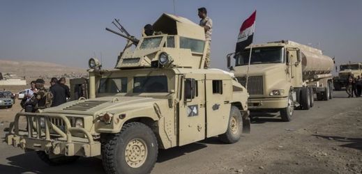Postupující irácká armáda.