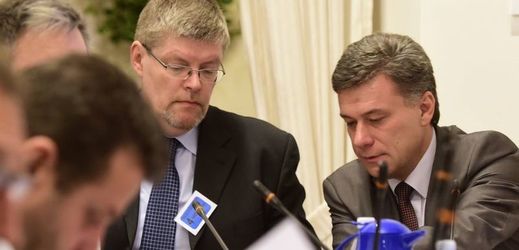 Schůze sněmovní vyšetřovací komise k reorganizaci policejních útvarů. Tomáš Uličný a předseda komise Pavel Blažek (vpravo).