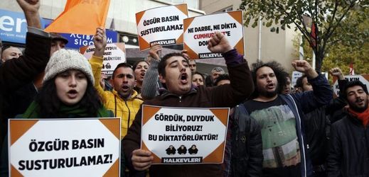 Demonstrace v Turecku na podporu zadržených novinářů.