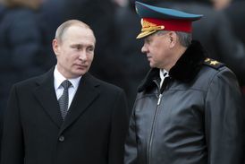 Ruský prezident Vladimir Putin (vlevo) a ruský ministr obrany Sergej Šojgu.