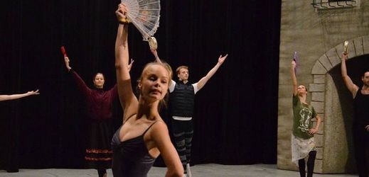Na snímku ze zkoušky baletu Don Quijote baletka Karolina Zarach.