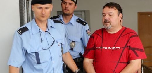 Obviněný Daneš Zátorský (vpravo) byl propuštěn z vazby na kauci osm milionů.