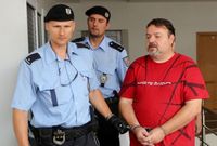Obviněný Daneš Zátorský (vpravo) byl propuštěn z vazby na kauci osm milionů.