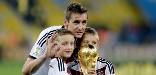 Německý útočník Miroslav Klose v osmatřiceti letech ukončil profesionální kariéru. 
