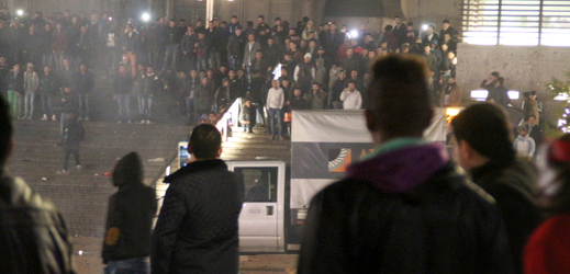 Nepokoje před nádražím v Kolíně nad Rýnem. Silvestr 2015.