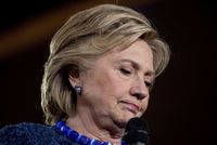 Hillary Clintonová našla v případu uniklých e-mailů zastání u Baracka Obamy.