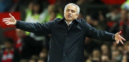 José Mourinho zápas se Swansea protrpí na tribuně