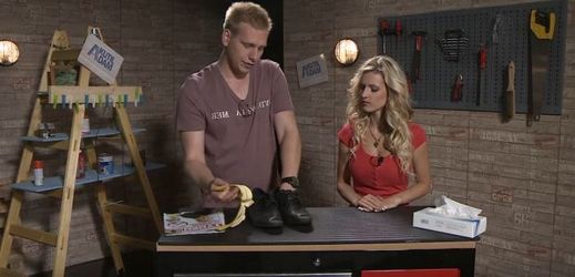 Za pomoci slupky od banánu si lze snadno vyleštit boty.
