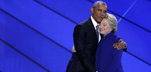 Za Clintonovou již naplno bojuje i Barack Obama, který k demokratické kandidátce neskrývá své sympatie.