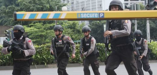 V centru Jakarty jsou rozmístěni policisté (ilustrační foto).