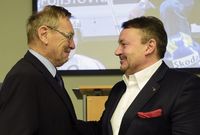 Josef Paleček (vlevo) byl 3. listopadu v Praze slavnostně uveden do Síně slávy českého hokeje. Vpravo je prezident Českého svazu ledního hokeje Tomáš Král.
