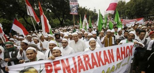 Desítky tisíc radikálních muslimů demonstrují v Jakartě.