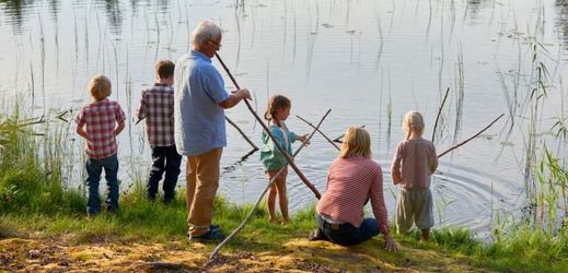 Ryby do řeky vysadili rybáři společně s dětmi (ilustrační foto).