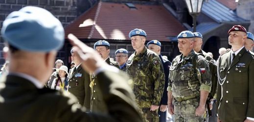 Čeští vojáci na setkání na nádvoří českokrumlovského zámku. 