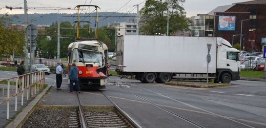 Na křižovatce Bělohorské a Říčanovy ulice v pražském Břevnově se srazila tramvaj s nákladním autem (ilustrační foto).