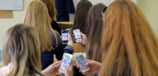 Přibývá stále více škol, které zakazují používání mobilních telefonů.