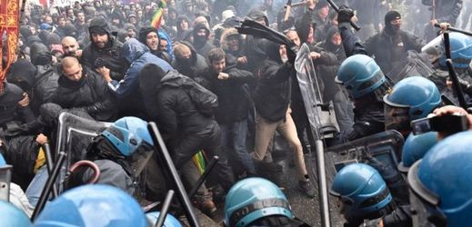 Potyčka demonstrantů s policií při protestech ve Florencii.