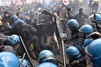 Potyčka demonstrantů s policií při protestech ve Florencii.