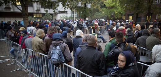 Nápor migrantů v Berlíně v loňském roce.