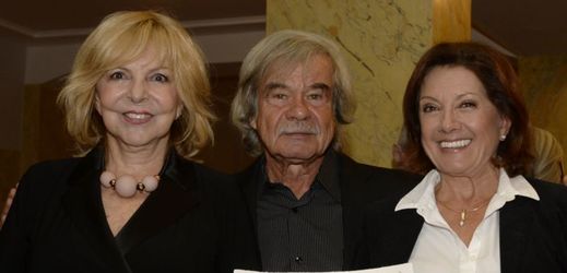 Zpěváci (zleva) Hana Zagorová, Petr Rezek a Marie Rottrová převzali Senior Prix 2016 za celoživotní mistrovství v uměleckém oboru.