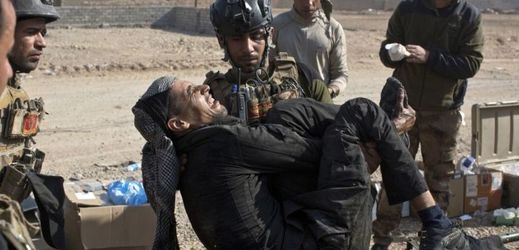 Ošetřování iráckého vojáka zraněného u Mosulu.