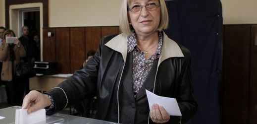 Vládní kandidátka Cecka Cačevová odevzdává hlas.